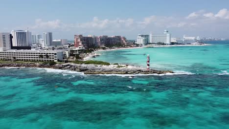 Faro-De-Punta-Cancún-Y-Paisaje-Marino-Circundante,-México