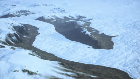 vista aérea de un glaciar en una cordillera