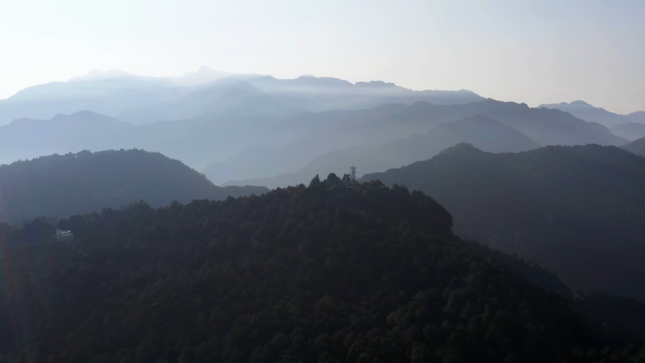 태양 아래 산의 조감도