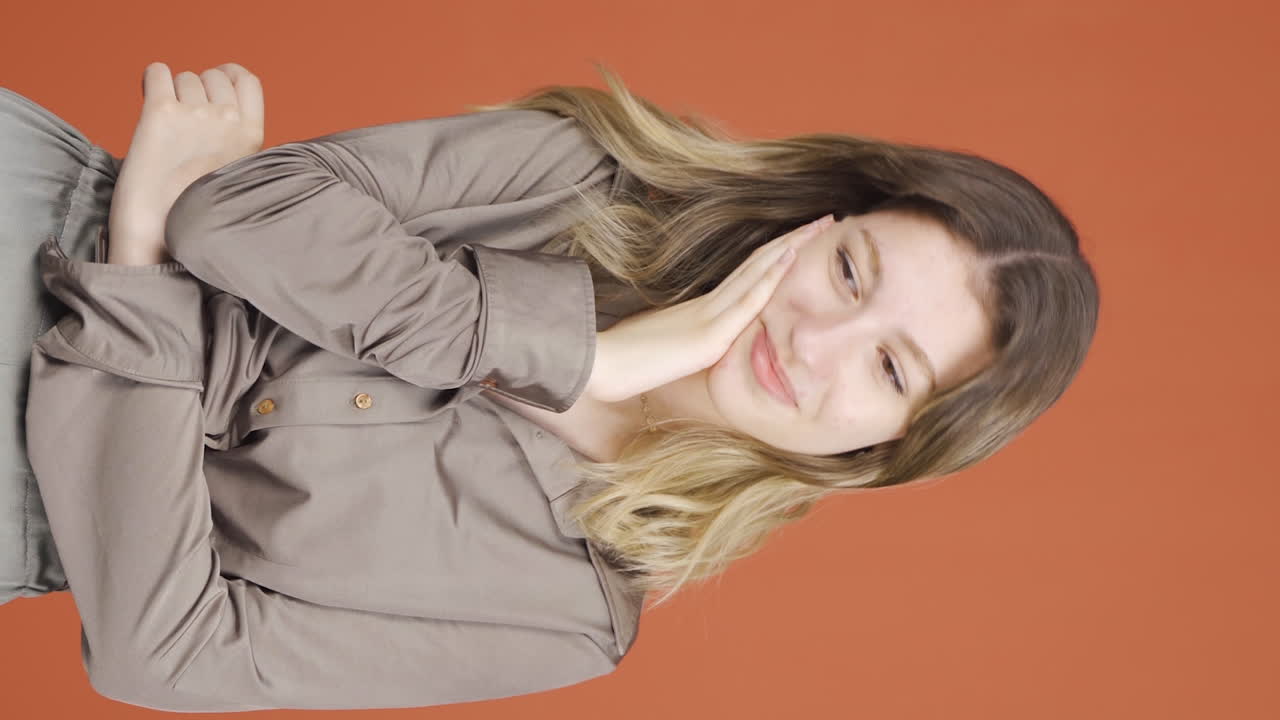 젊은 여자가 꿈을 꾸고 있는 수직 비디오.