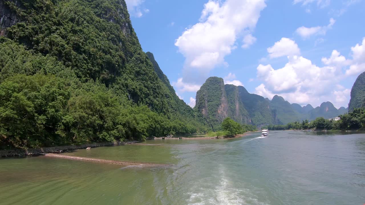 barco turístico de pasajeros que viaja entre paisajes kársticos en el magnífico río li desde guilin a yangshuo