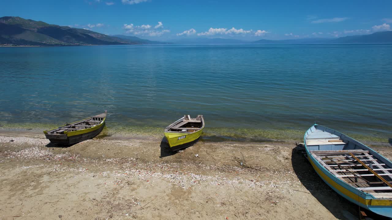 Barche in attesa in riva al lago nel tranquillo paesaggio naturale di Pogradec, una scena poetica nella città turistica