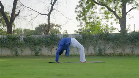 Postura-De-Yoga-Con-Rueda-Realizada-Por-Un-Hombre-Indio.