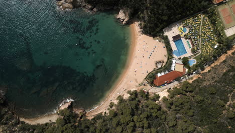 Top-Down-Drone-Shot-Coming-Down-on-Spanish-Beach-in-Giverola,-Costa-Brava