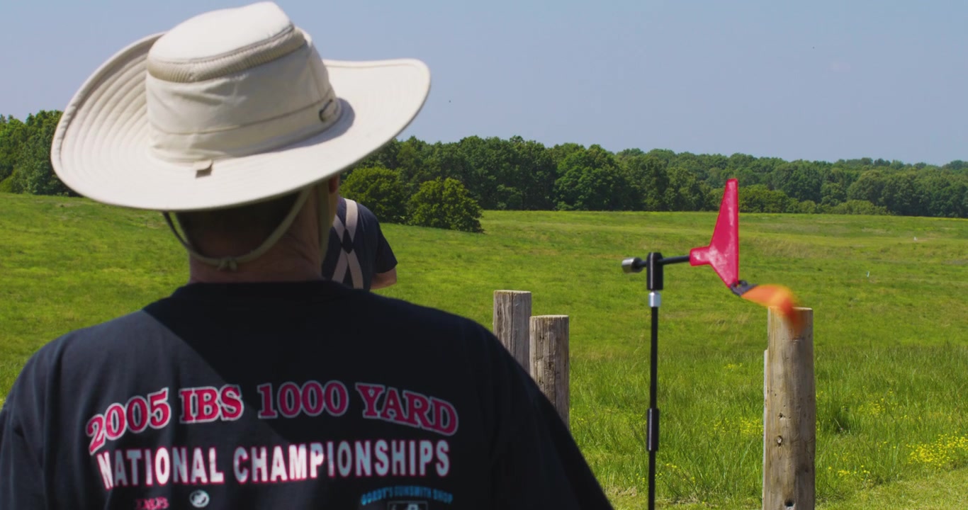 Mænd på skydebanen under en Precision Rifle Series-konkurrence i Leach, Oklahoma. Halvnært billede