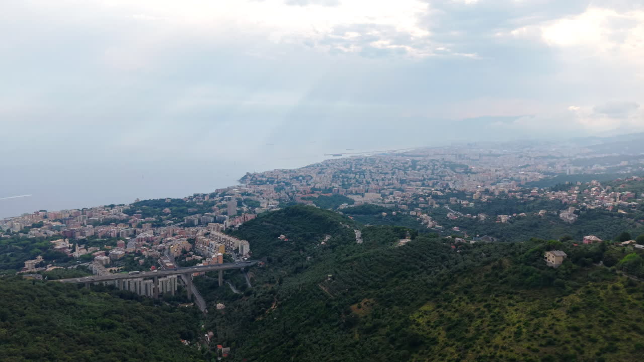 Vista aerea di Genova, Liguria, che cattura paesaggi urbani e verdi