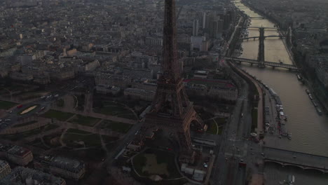 Imágenes-Aéreas-De-Diapositivas-Y-Panorámicas-De-La-Torre-Eiffel-En-El-Paseo-Marítimo-Del-Río-Sena.-Vista-De-ángulo-Alto-Del-Tráfico-En-Las-Carreteras-Alrededor.-París,-Francia