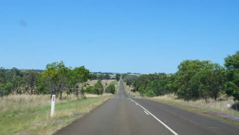 punto de vista del automóvil conduciendo en carreteras asfaltadas en australia, viaje por carretera en queensland