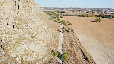 Einzelner-Radfahrer-Fährt-Auf-Schotterweg-In-Wunderschöner-Natur,-Konzept-Der-Freiheit