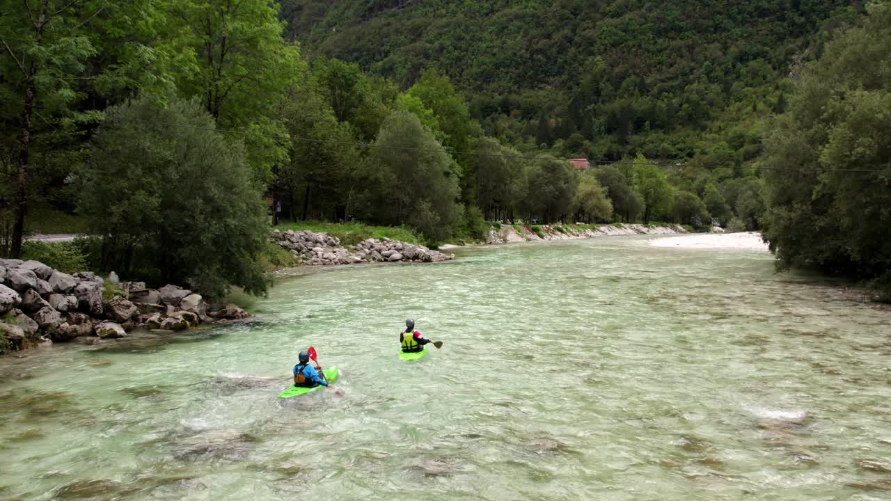 Kayak sul fiume Soca nella pittoresca valle di Bovec