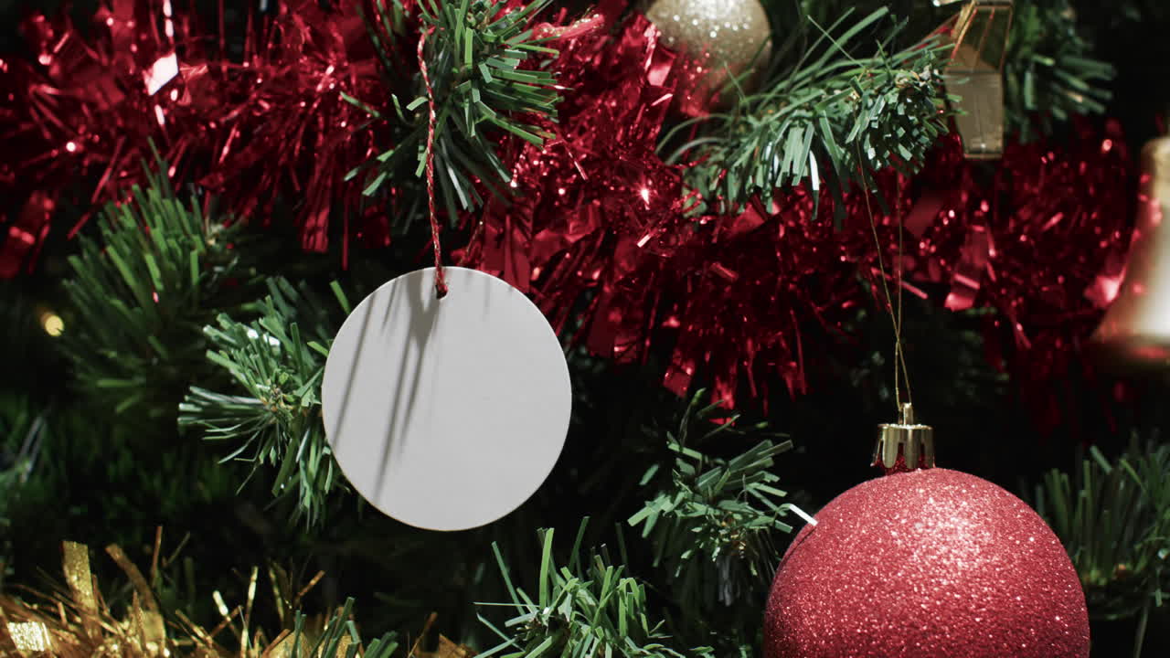video del árbol de navidad con decoraciones y etiqueta con espacio de copia