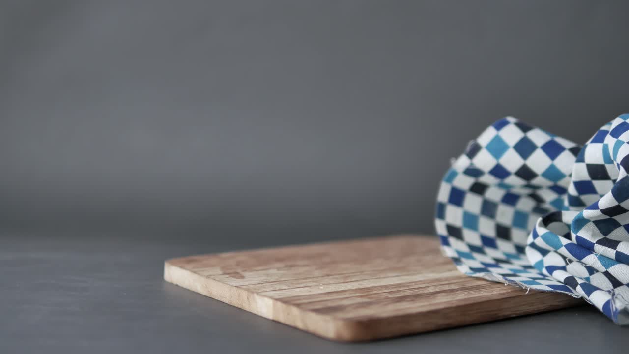 yogur en granola musli en un frasco en la mesa