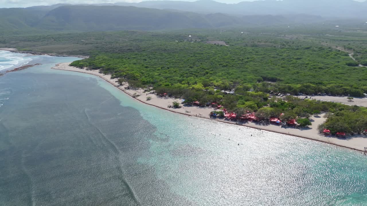 Ripresa aerea della spiaggia La Caobita nella Repubblica Dominicana in una giornata di sole, concetto di vacanza.