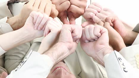 바닥에 있는 비즈니스 팀은 엄지손가락을 올려서 원을 이루고 있습니다.