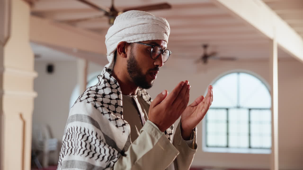 모스크에서 기도하는 무슬림 남자