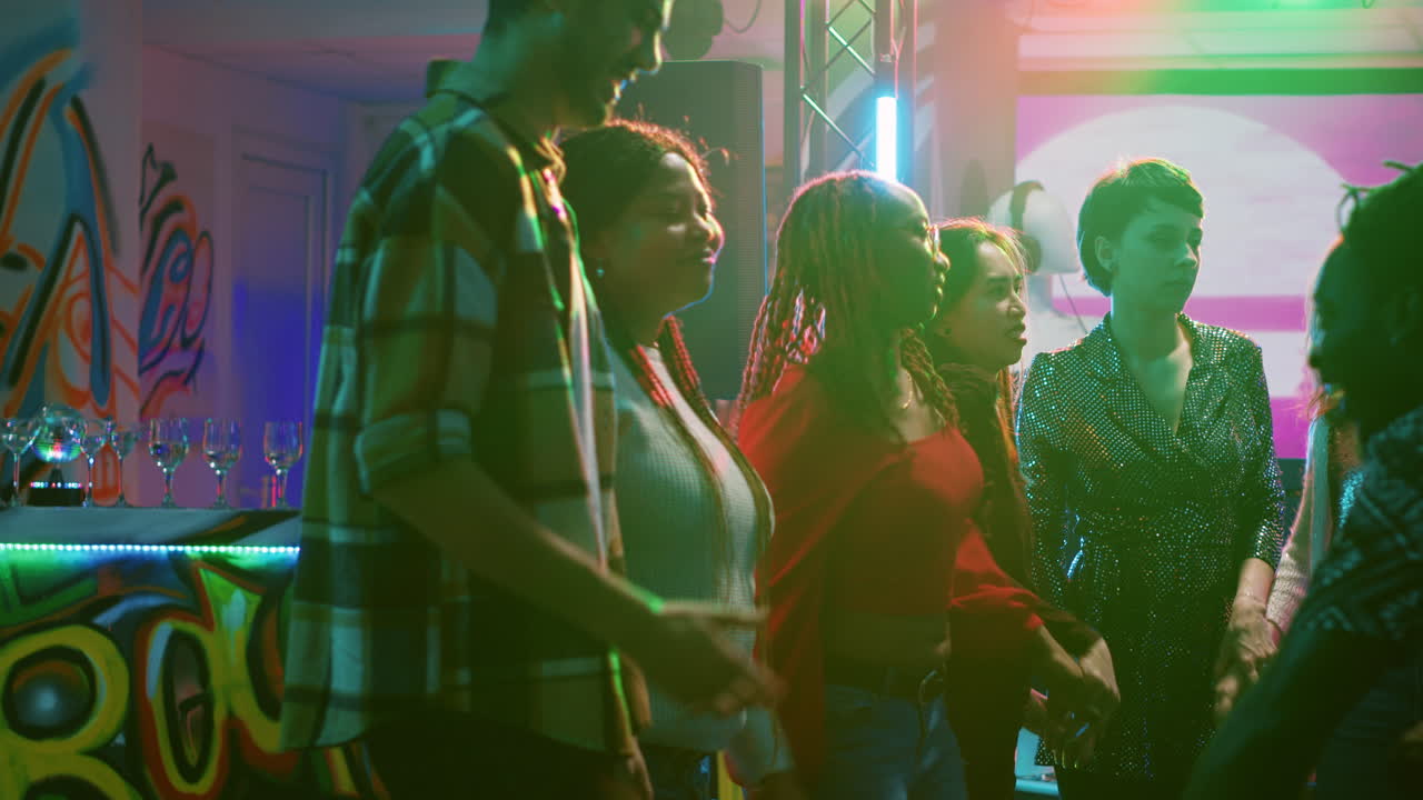 Um grupo de pessoas a dançar e a divertir-se numa festa.