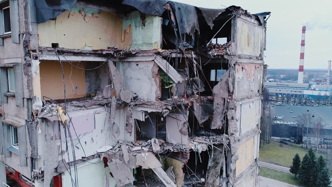 Edificio abbandonato in demolizione, drone che si muove lentamente verso il basso, Riga, Lettonia