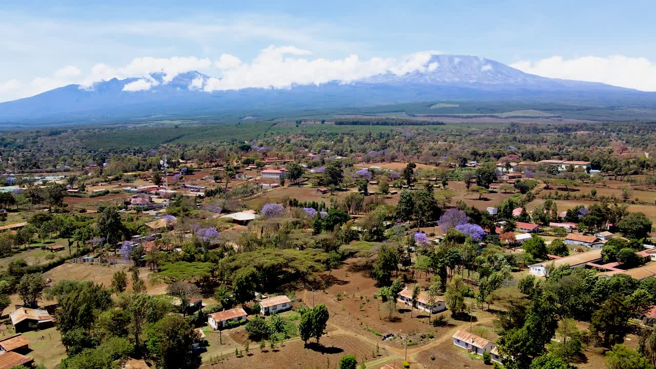 pueblo rural de kenya con el kilimanjaro en el fondo