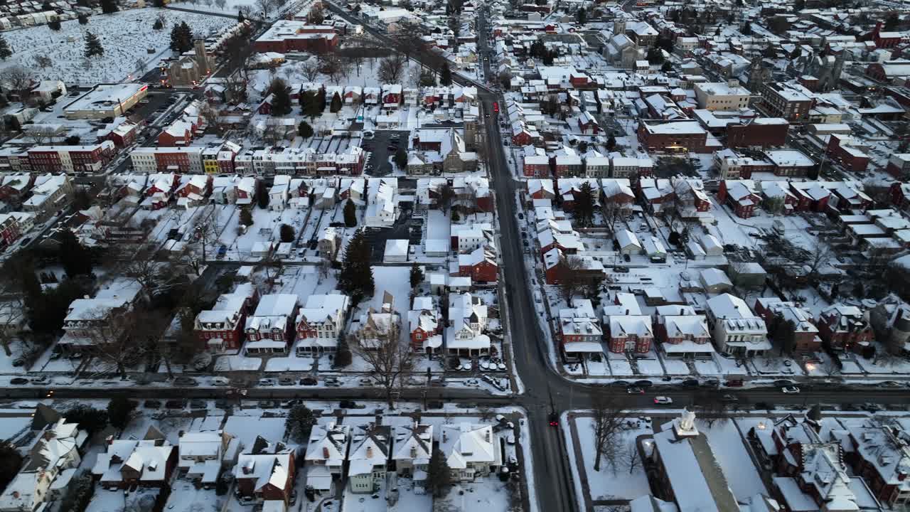 겨울 시즌 에 다채로운 집 들 이 있는 눈 인 미국 마을
