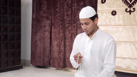 muslim praying using praying beads