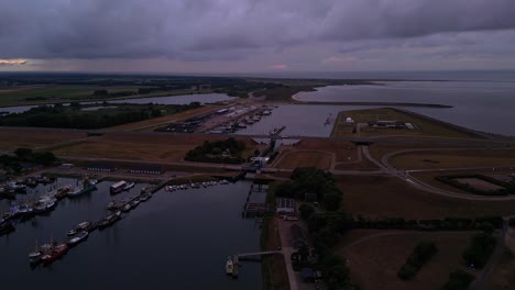 Vista-Aérea-Del-Puerto-Marino-En-Haringvlietplein-Cerca-De-Haringvlietdam