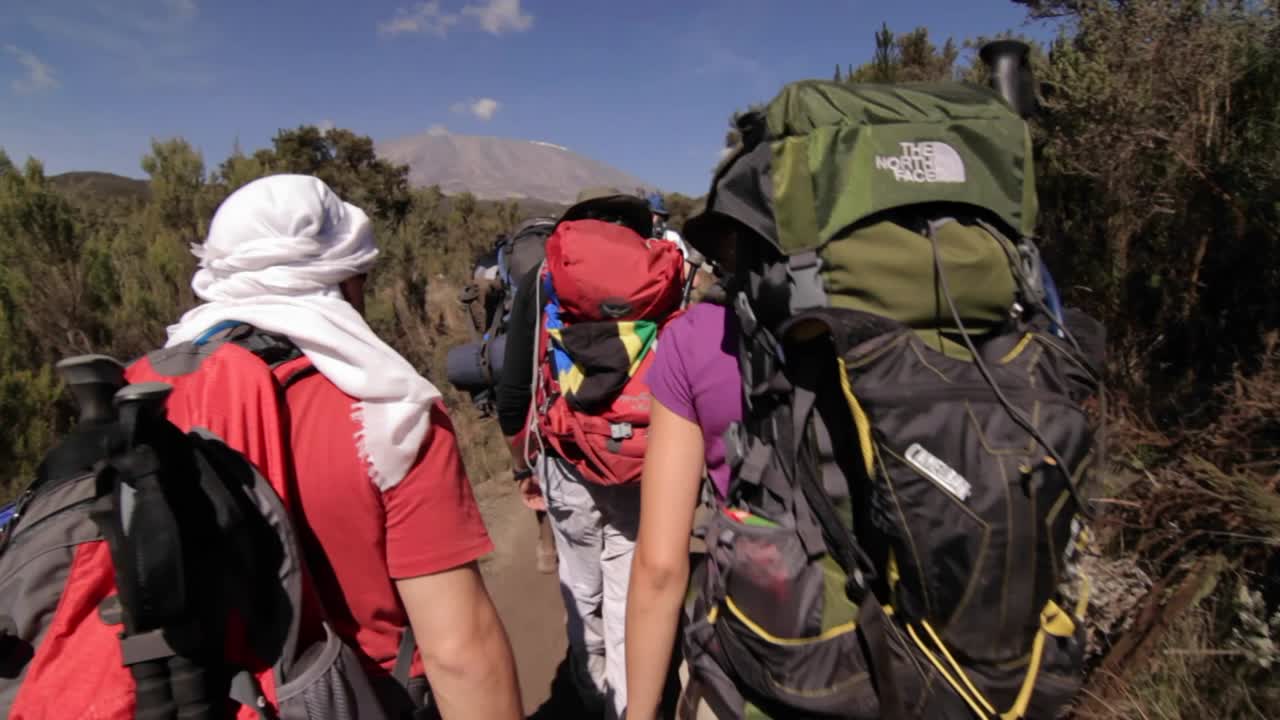 los excursionistas se dirigieron por el sendero hacia el kilimanjaro