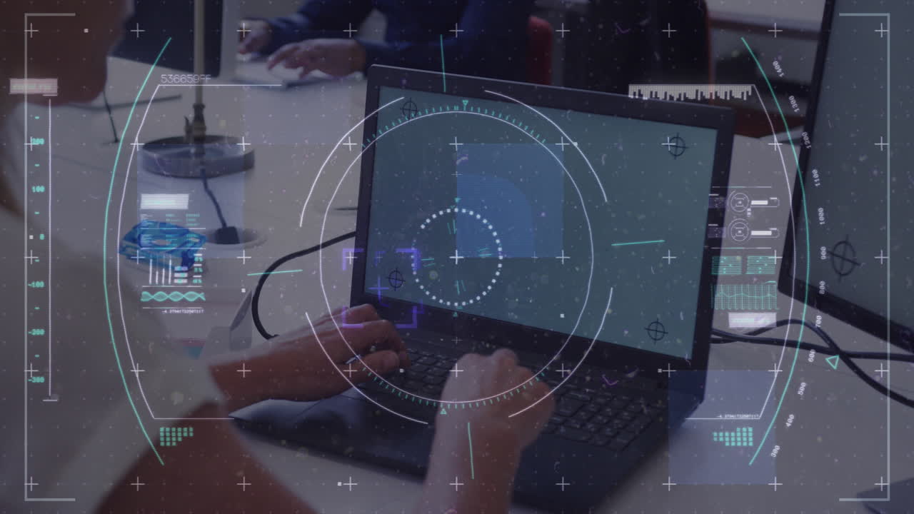 animación del procesamiento de datos financieros sobre una mujer de negocios que usa una computadora portátil en la oficina