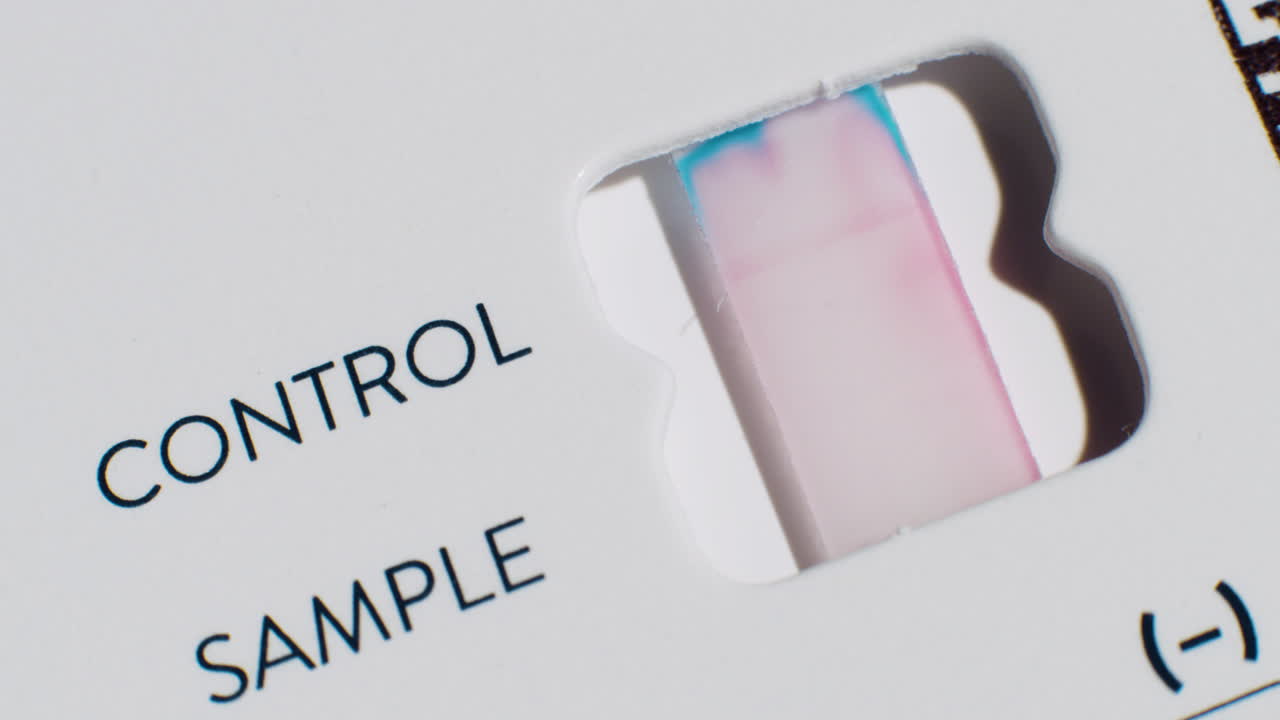 primer plano de la prueba casera covid-19 con resultados positivos en lapso de tiempo