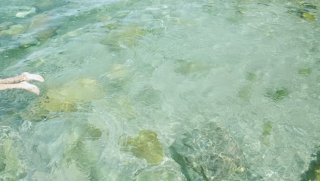 Guy-Se-Sumerge-En-Agua-Azul-Cristalina-En-El-Mar-De-Portugal-En-Alentejo