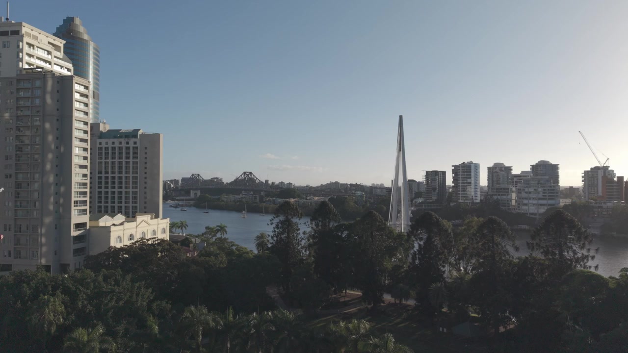 Una vista aerea mostra i grattacieli del CBD di Brisbane sopra i Giardini Botanici di Brisbane
