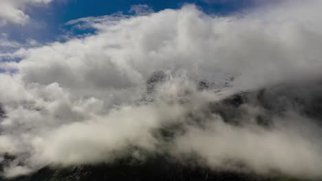 gebirgswolken-draufsichtlandschaft. schöne natur norwegen naturlandschaft