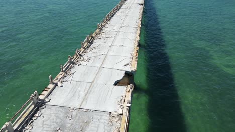 tiro de carril giratorio del antiguo puente de siete millas en los cayos de florida, cerca de maratón