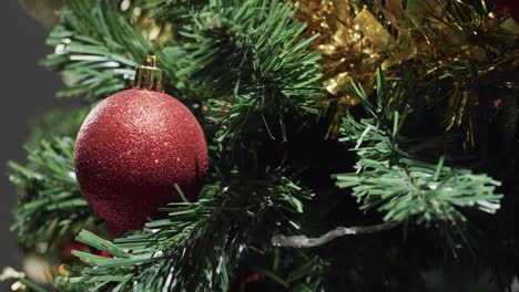 video del árbol de navidad con decoraciones de bolos y espacio de copia