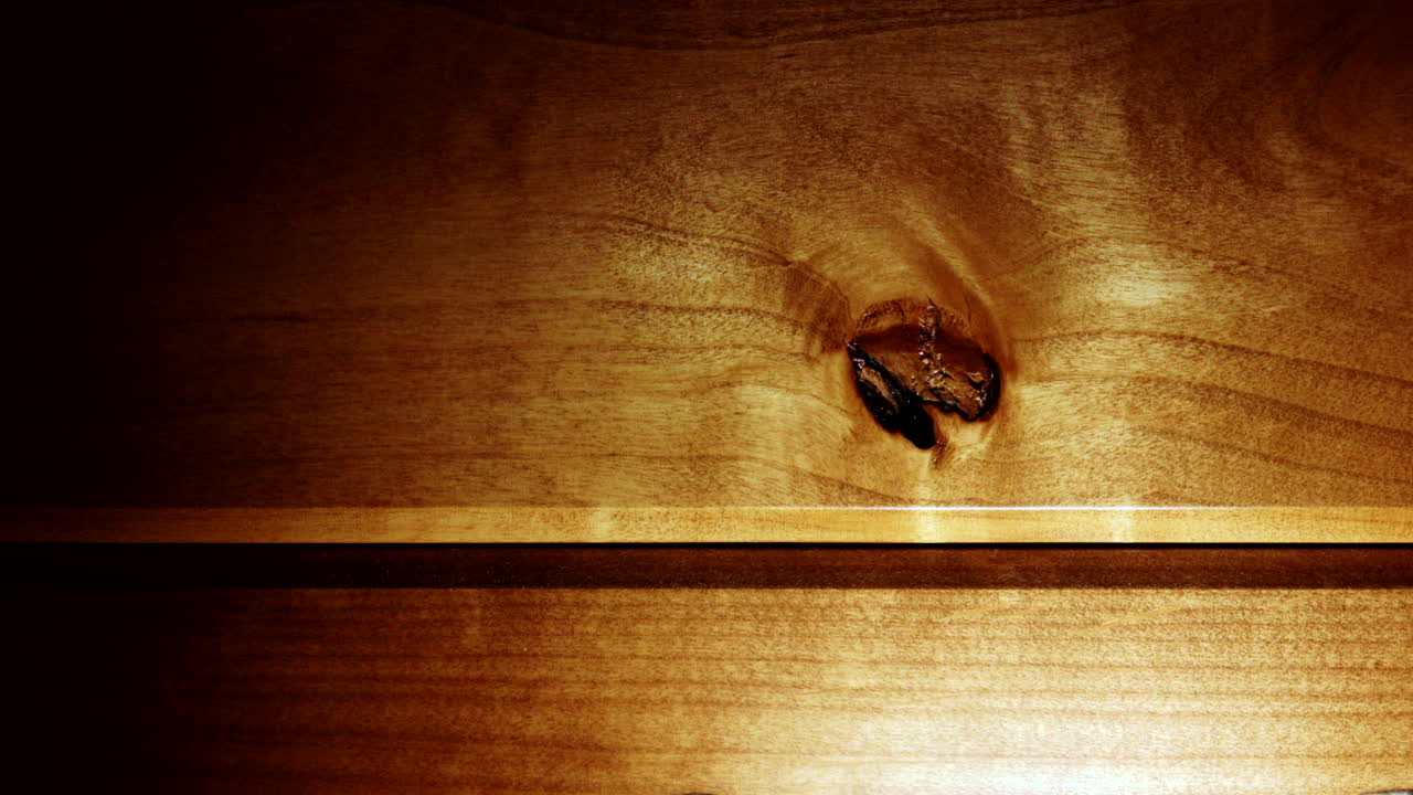 탄 부분이 있는 나무 판자 표면