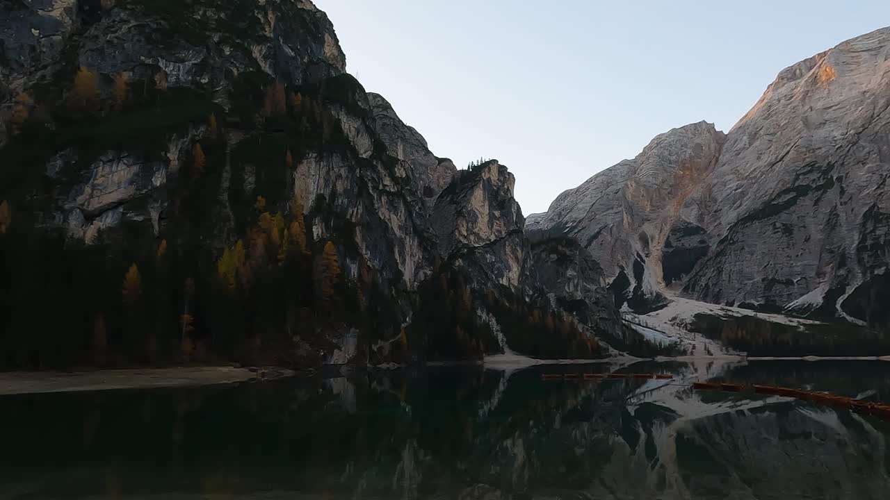 Vista panoramica del Lago di Braies all'alba in Italia.