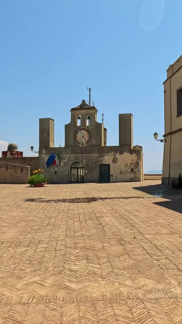 Architettura antica sotto cieli azzurri e sereni