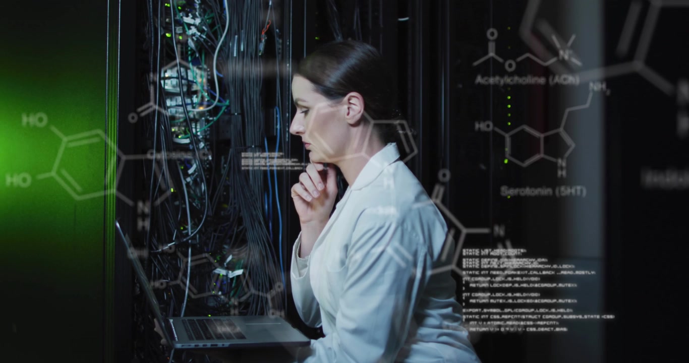 Una tecnica informatica caucasica sta utilizzando un portatile per controllare un server informatico