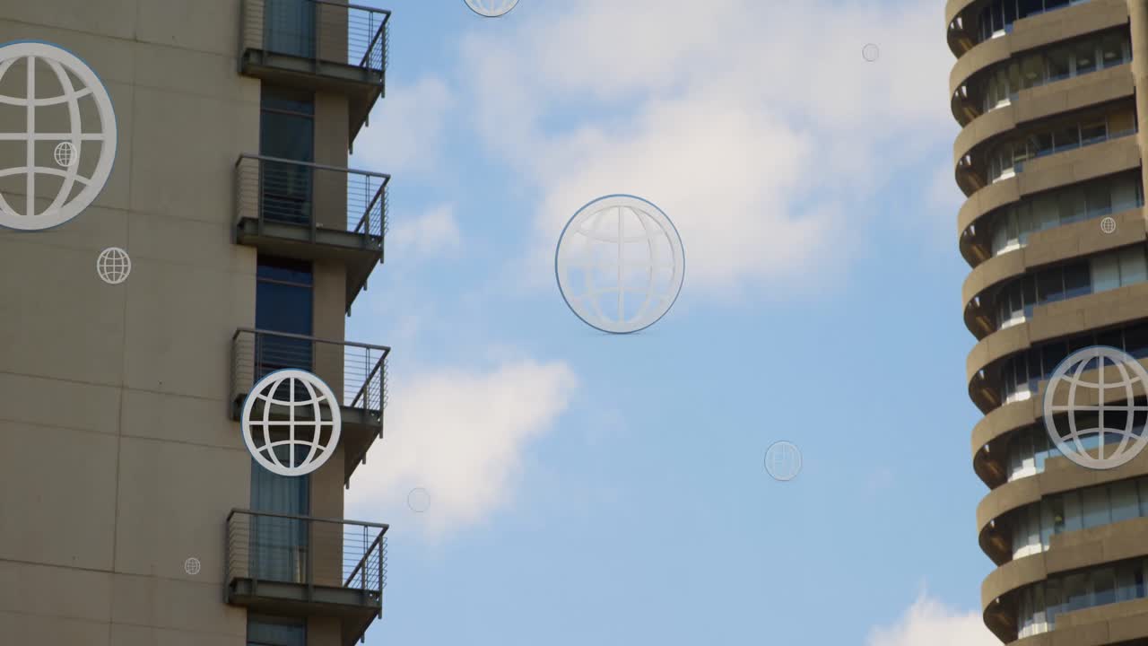 높은 건물과 파란 하늘을 배경으로 떠다니는 여러 웹 글로브 아이콘의 애니메이션