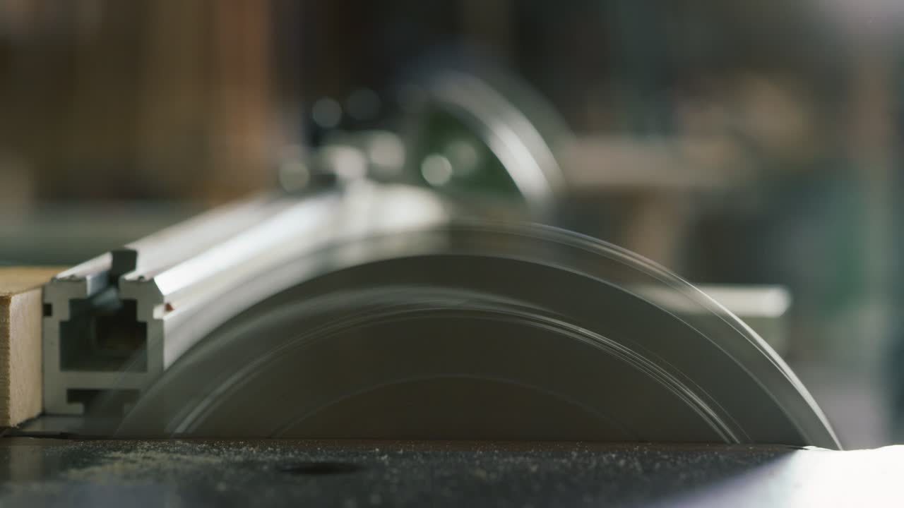 산업용 도자기와 함께 목재로 만든 목재판의 매크로 클로즈업.