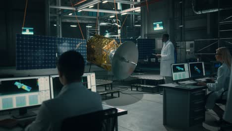 equipo de ingenieros que trabajan en la construcción de satélites. agencia aeroespacial fábrica de fabricación de naves espaciales: grupo diverso de científicos multiétnicos que desarrollan naves espaciales para el programa espacial internacional.