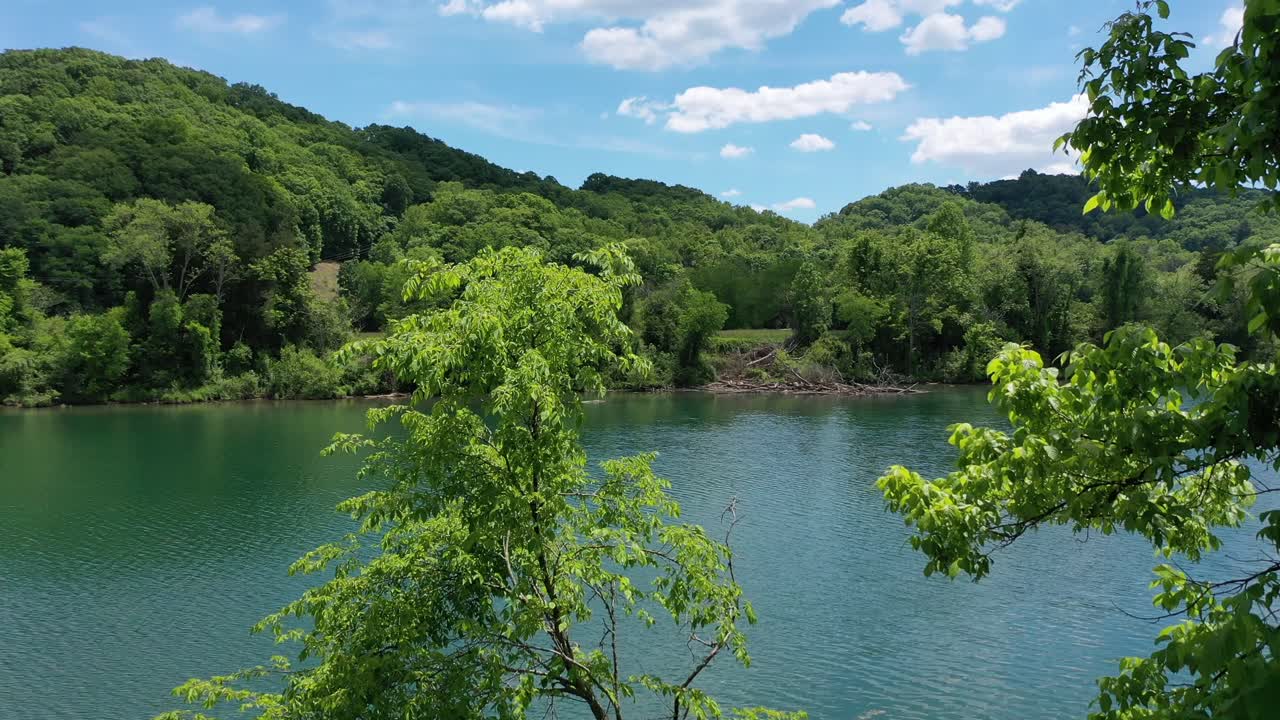 화창한 날에 멜튼 호수 조감도