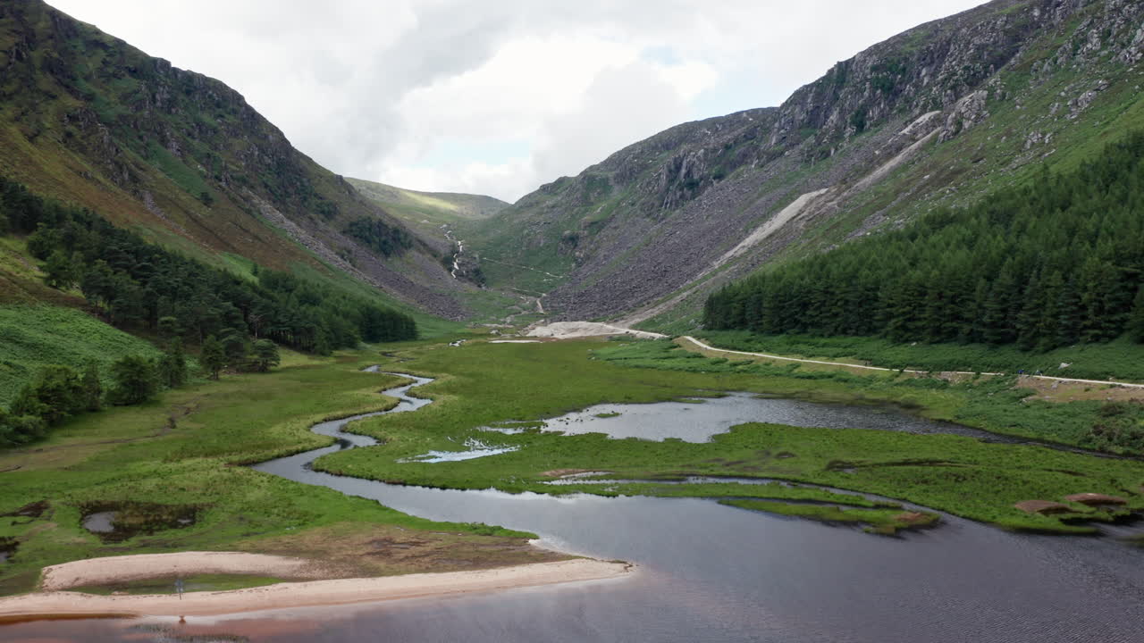 impresionante toma aérea del lago superior de glendalough en el parque nacional de las montañas wicklow en irlanda