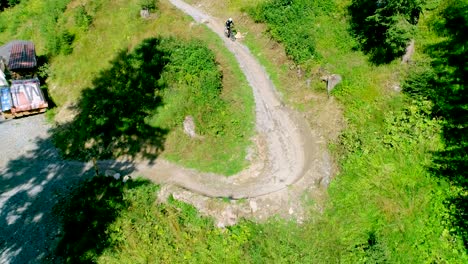 Aufnahmen-Einer-Person,-Die-Mit-Dem-Fahrrad-Auf-Einer-Rennstrecke-In-Davos-Unterwegs-Ist