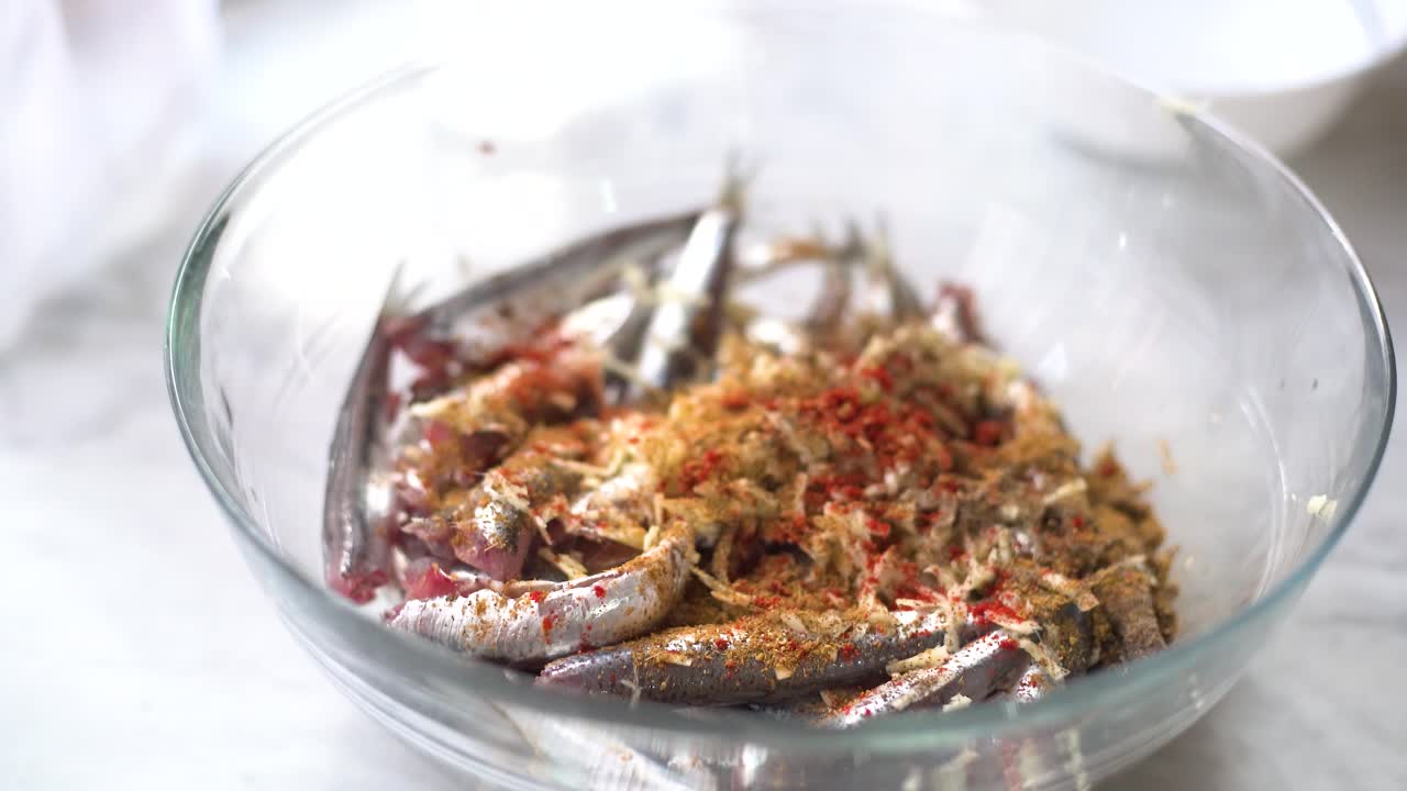 añadir las especias al plato de sardinas