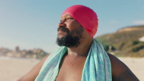 Retrato-De-Un-Hombre-Afroamericano-Feliz-Con-Gorro-De-Baño-En-La-Playa-Disfrutando-De-Una-Hermosa-Mañana-Junto-Al-Mar-Preparándose-Para-Nadar-Imágenes-De-4k