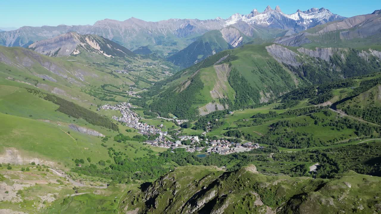 pueblo de montaña saint sorlin d'arves en los alpes franceses - fondo panorámico aéreo