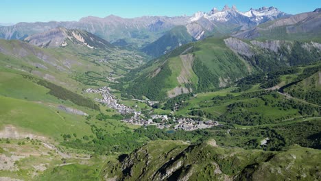 Pueblo-De-Montaña-Saint-Sorlin-D&#39;arves-En-Los-Alpes-Franceses---Fondo-Panorámico-Aéreo