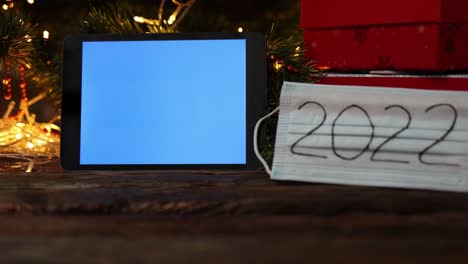 navidad caja de regalo roja tablet gadget pantalla azul medicina máscara de protección 2022