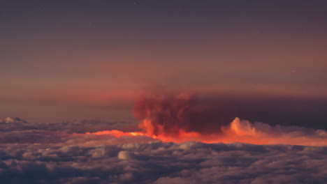 lapso nocturno de nube de ceniza volcánica y mar de nubes en la isla de la palma durante la erupción del volcán en septiembre de 2021
