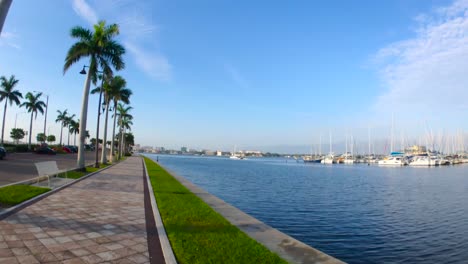 Gehweg-Entlang-Des-Manatee-River-In-Palmetto,-Florida-Am-Morgen